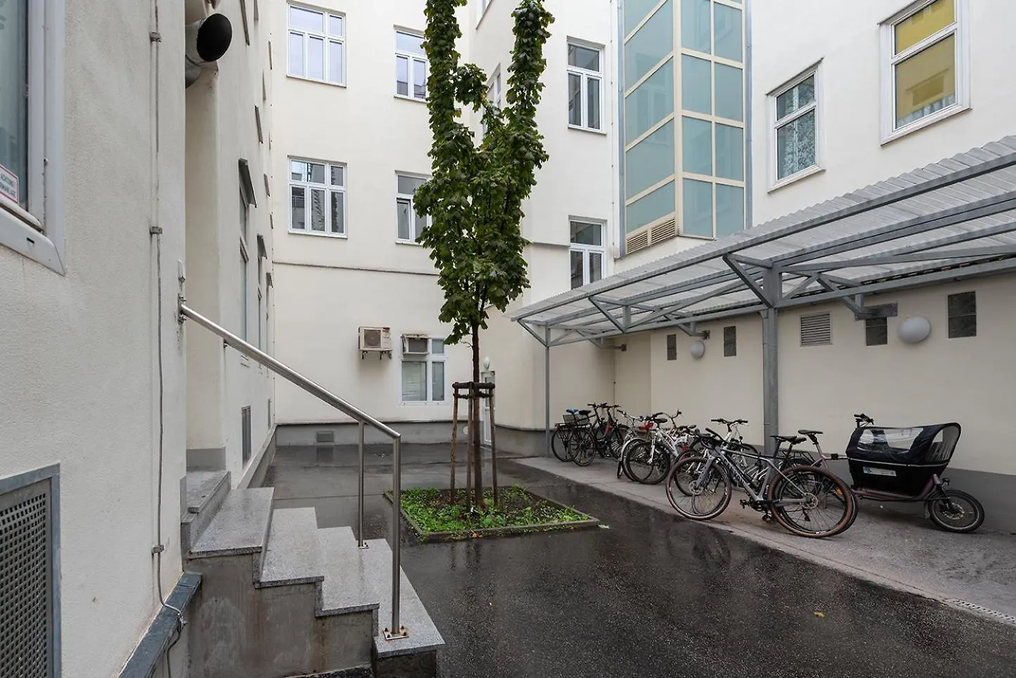 Ruheoase Im Dachgeschoss Mit Klimaanlage, Nur 10 Minuten Ins Zentrum Vienna Apartment