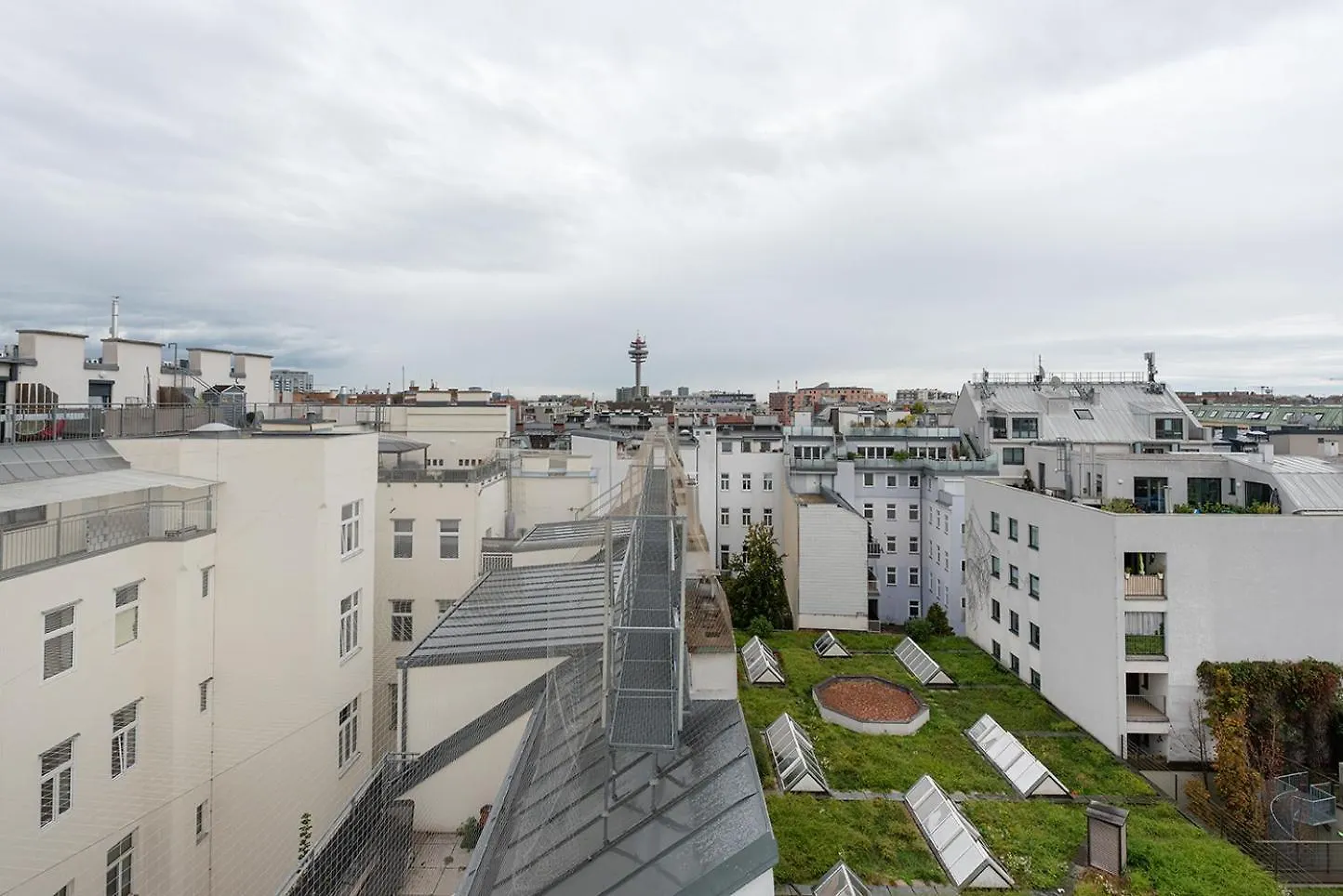Ruheoase Im Dachgeschoss Mit Klimaanlage, Nur 10 Minuten Ins Zentrum Vienna 0*,  Austria