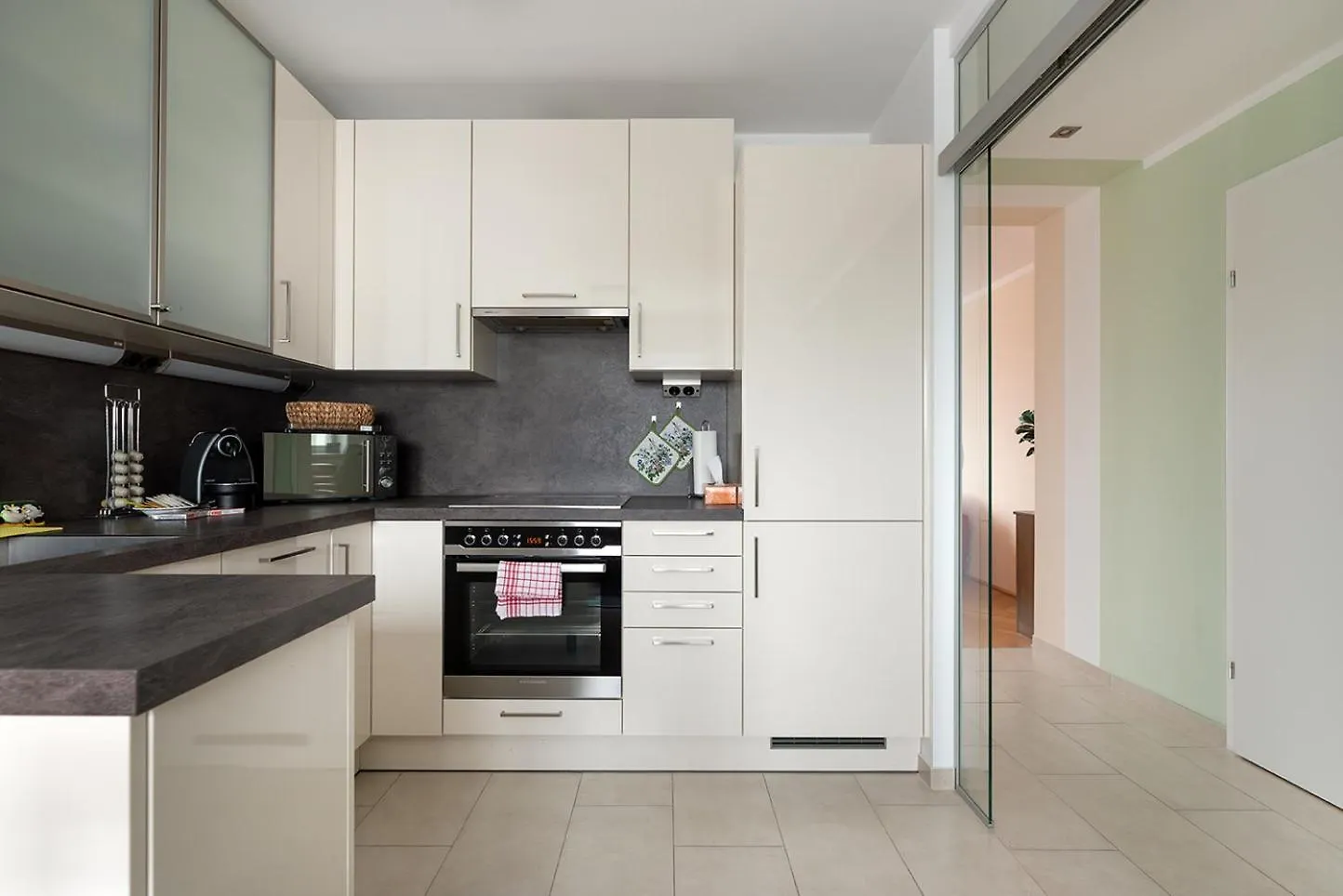Ruheoase Im Dachgeschoss Mit Klimaanlage, Nur 10 Minuten Ins Zentrum Vienna Apartment