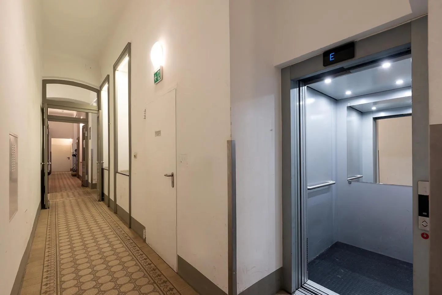 Ruheoase Im Dachgeschoss Mit Klimaanlage, Nur 10 Minuten Ins Zentrum Vienna