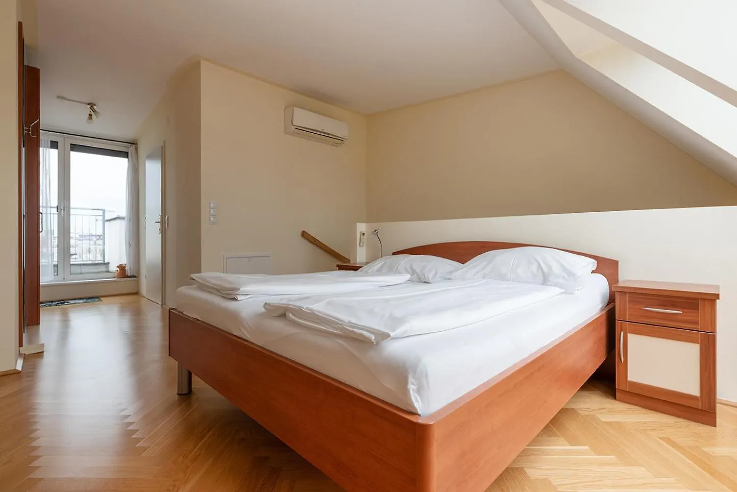 Ruheoase Im Dachgeschoss Mit Klimaanlage, Nur 10 Minuten Ins Zentrum Vienna Austria