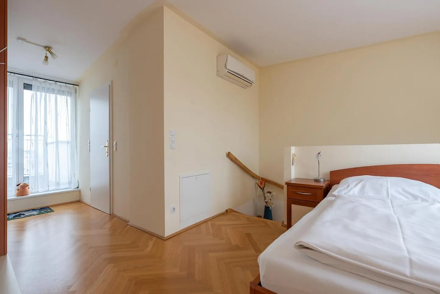 Ruheoase Im Dachgeschoss Mit Klimaanlage, Nur 10 Minuten Ins Zentrum Vienna 0*,