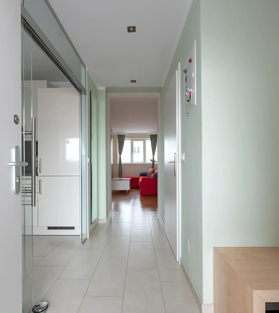 Ruheoase Im Dachgeschoss Mit Klimaanlage, Nur 10 Minuten Ins Zentrum Vienna 0*,  Austria