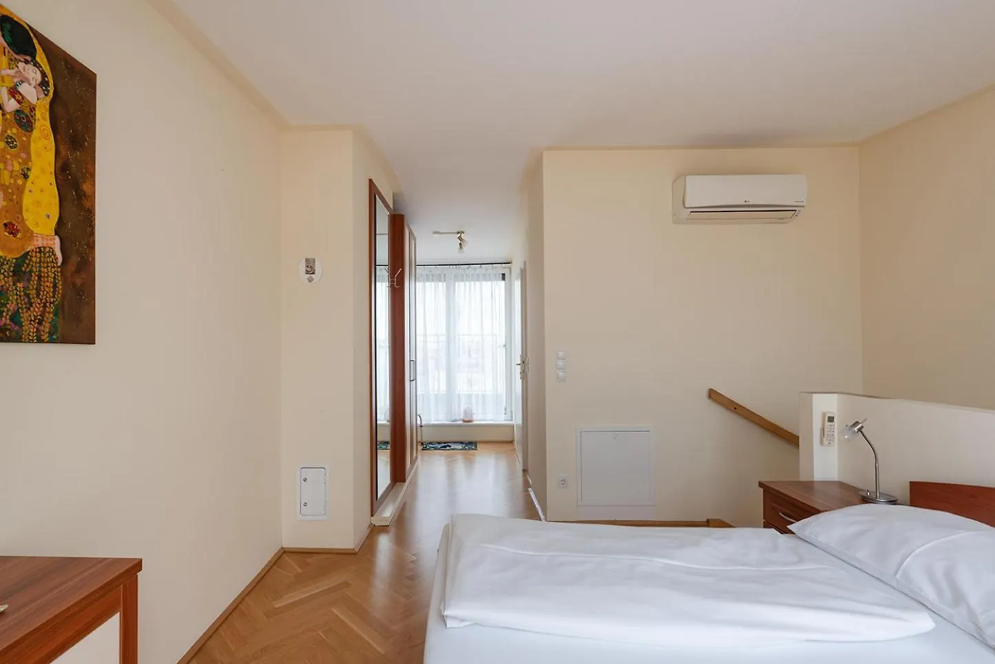 Ruheoase Im Dachgeschoss Mit Klimaanlage, Nur 10 Minuten Ins Zentrum Vienna Apartment