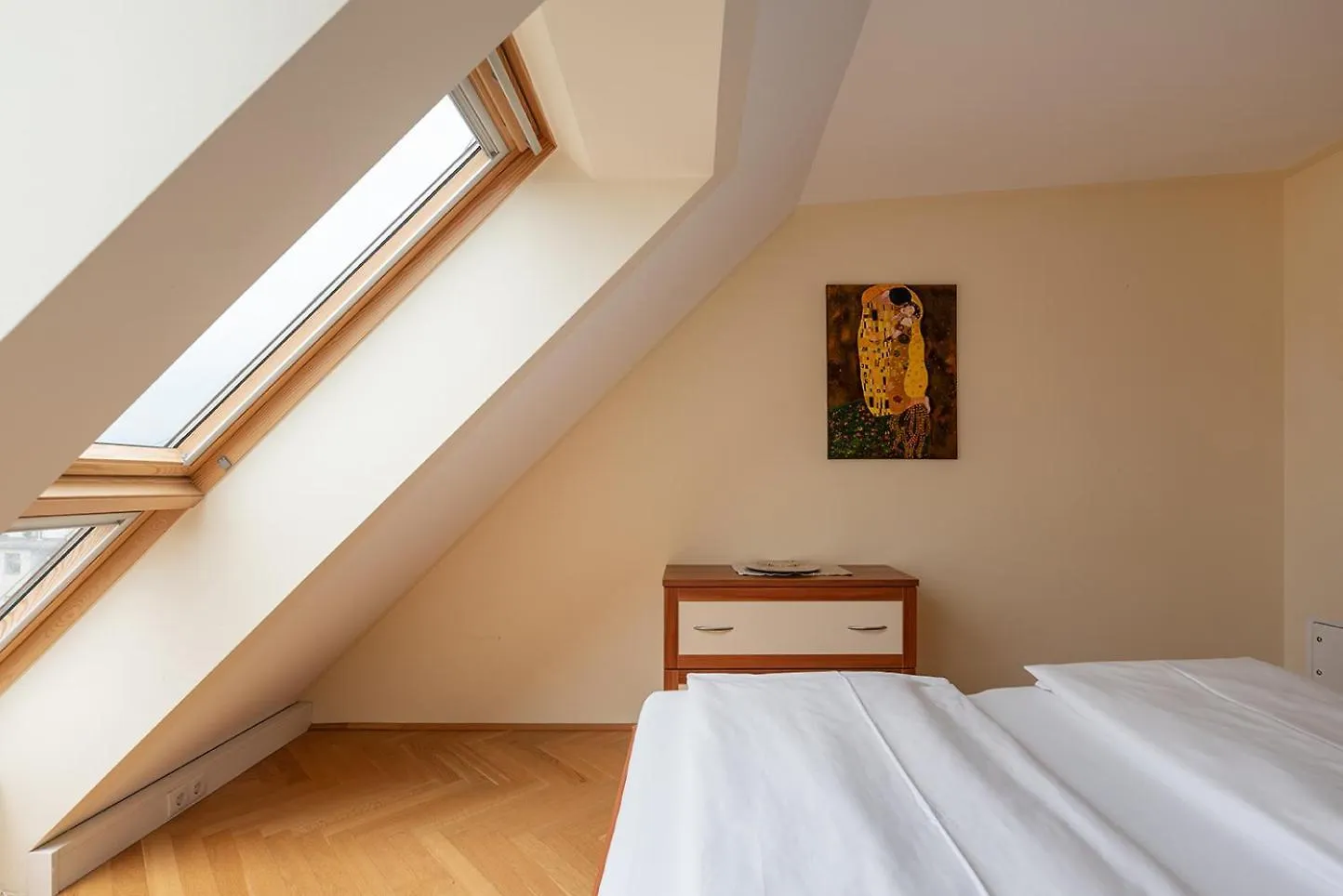 Ruheoase Im Dachgeschoss Mit Klimaanlage, Nur 10 Minuten Ins Zentrum Vienna Apartment