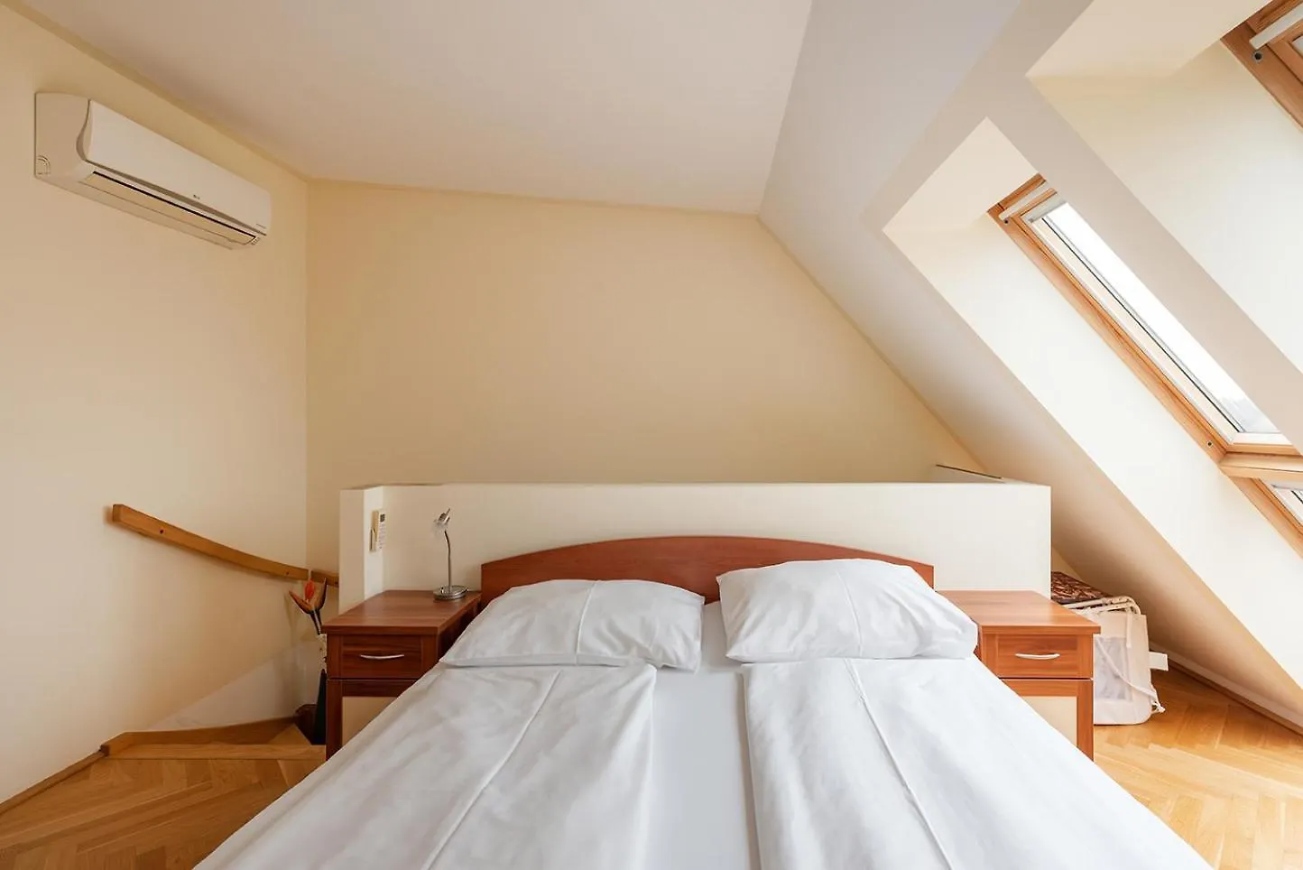 Ruheoase Im Dachgeschoss Mit Klimaanlage, Nur 10 Minuten Ins Zentrum Vienna 0*,