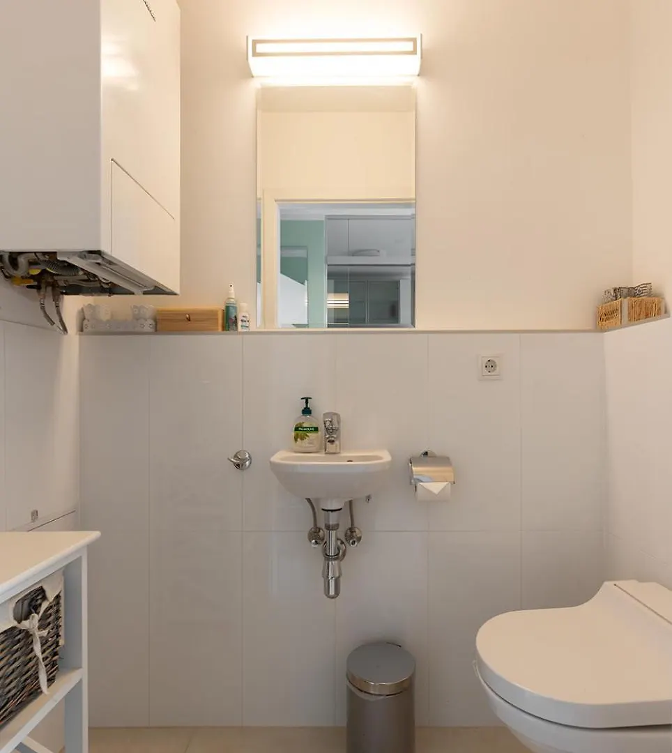 Ruheoase Im Dachgeschoss Mit Klimaanlage, Nur 10 Minuten Ins Zentrum Vienna Apartment